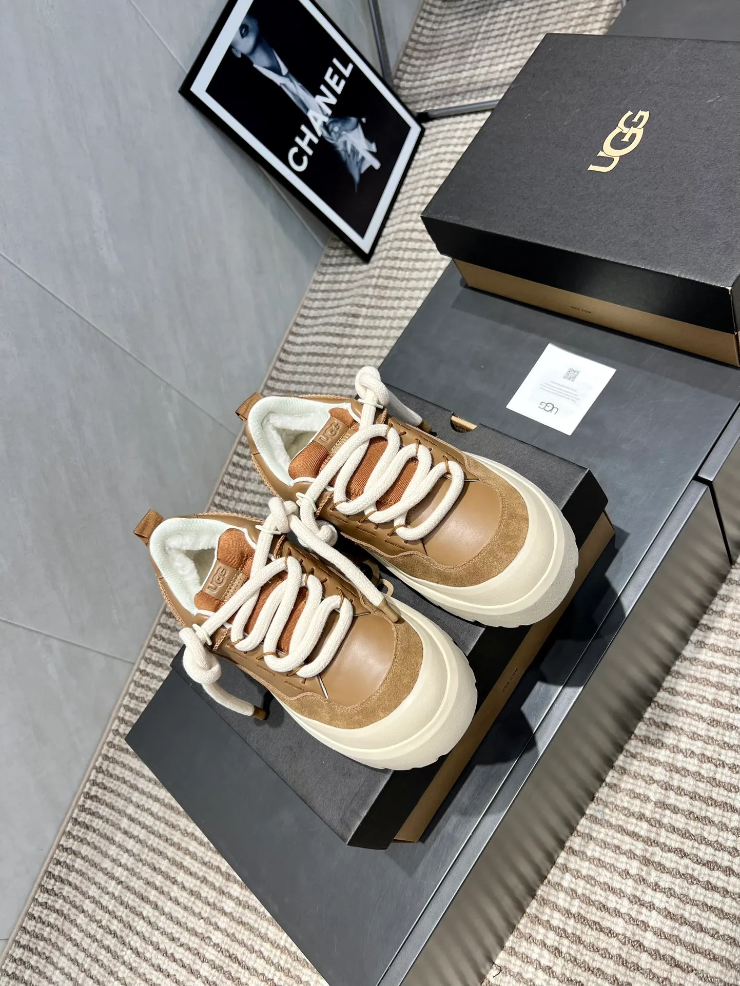 Factory: Couple P620💰 "Exclusive top version" UGG~25vs popular platform thick-soled casual shoes series... [Couple's thick-soled Maori casual shoes] A shoe that will not clash with shirts, simple partition design ➕ spotted outsole, silk curly upper, a must-have for autumn and winter, can be worn with any pants or skirt, very comfortable and good-looking... ❶Fabric: Original customized cow ➕ Sheepskin ❷Inner lining: original customized wool ❸Feet: original customized sheepskin ❹Outsole: original molded foam outsole ❺Number: 35-44 (Female 41. Male 45. Customized, non-returnable) ❻Packaging: Original full set of packaging ☀Color: Official website updated simultaneously